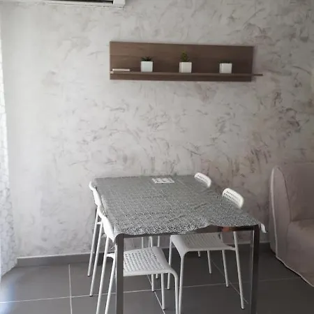 Apartment Climatise T1 A Hyeres, Dans Avec Gardien, Calme, Parking, Wifi Hyères