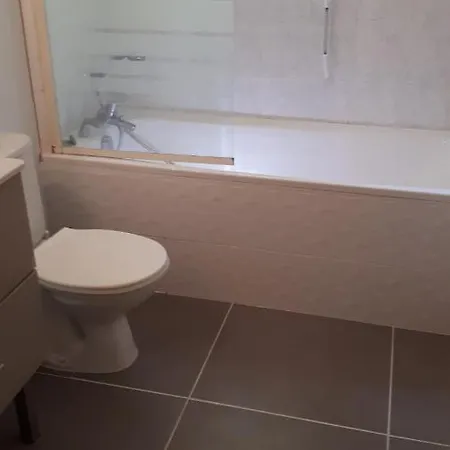 T1 Hyeres, Calme, Piscine, Clim, Wifi, Parking, Centre アパート