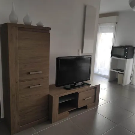 Climatise T1 A Hyeres, Dans Avec Gardien, Calme, Parking, Wifi Hyères