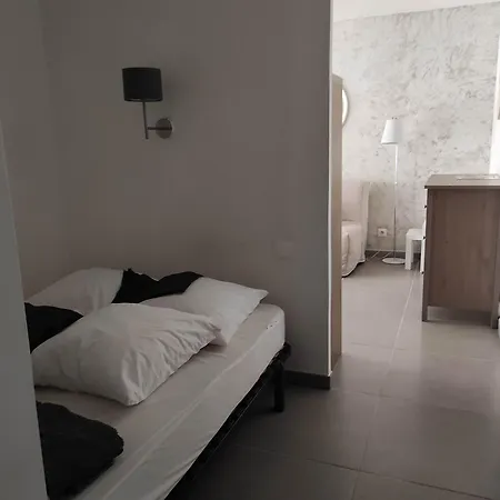 Apartment Climatise T1 A Hyeres, Dans Avec Gardien, Calme, Parking, Wifi Hyères