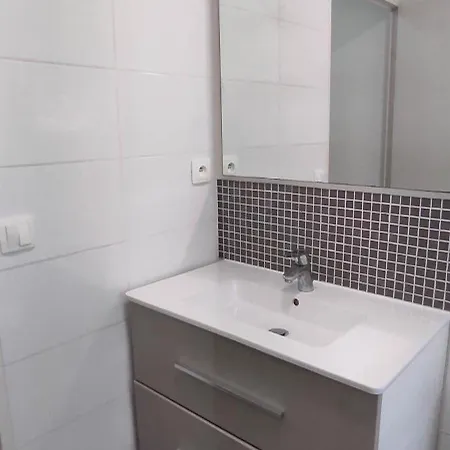 Apartment Climatise T1 A Hyeres, Dans Avec Gardien, Calme, Parking, Wifi Hyères
