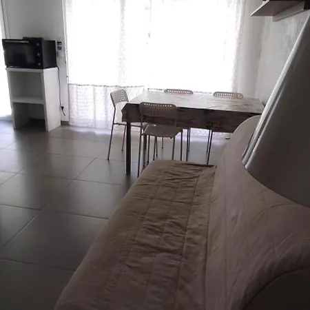 Apartment Climatise T1 A Hyeres, Dans Avec Gardien, Calme, Parking, Wifi *
